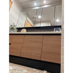天井及び壁面にはお客様にお選びいただいたタイルを使用。よりラグジュアリーな空間を演出しています。