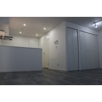 2色でまとめたシンプルな内装