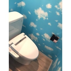 雲柄の壁紙でトイレはいつもさわやか空間！