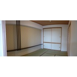 梁型をプラスに変える演出をした床の間
ここからリビングを眺めると大きな窓から景色が楽しめます。
思わずゴロリとしたくなる空間です。