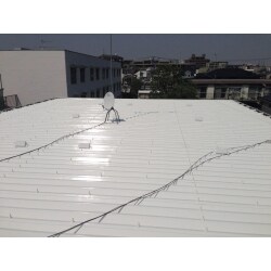 戸建の金属屋根と違い、今回は切折屋根の塗装を行いました。工場の屋上などでよく見かける屋根ですね。
 屋根の状況を見ますと錆がひどく、ボトルキャップも腐食しておりただ塗装をするだけではその長持ち効果が発揮できないと思いました。そのため、ボトルキャップも新しく交換し、つけ直した後に塗装することで雨漏りなどの心配を低減させるようにしました。