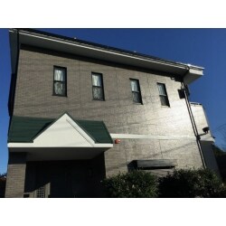 屋根は、遮熱性の高いアドグリーンコートをご提案致しました。基礎部分にはニューアールダンテを使用し雨の侵入を防げるように致しました。　外壁には防水性の高いアステックペイントEC2000をオススメ致しました。