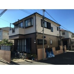 一階と二階の外壁の色を変えて塗らせて頂きました。