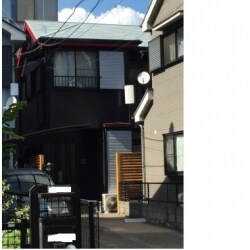 屋根の遮熱塗装の提案と屋根の棟板金が浮いていた為、火災保険の申請を提案致しました。

火災保険申請の結果85万円程保険申請が認められて屋根を綺麗に修理することが出来ました。
お客様にとても喜んで頂けました。