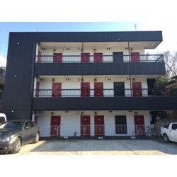 建物全体の色をモノトーンにまとめ、扉を赤にすることで若者に受けする建物に大変身致しました。お客様も大喜びしました。