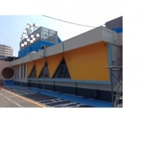 古いボーリング場の外壁を一新し、明るい地元の憩いの場へ