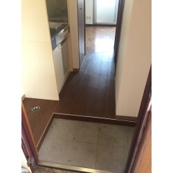 樹脂タイル設置　廊下フローリングの改修