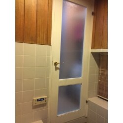 特注の木製浴室ドア　の枠（四方枠）を樹脂製の枠に交換