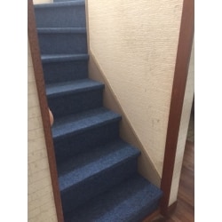 ●階段　1階から2階までのカーペットはりかえ