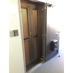 折れ戸タイプの玄関網戸を設置（施錠可能なタイプ）