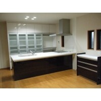 キッチンでホームパーティを