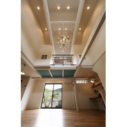 2F建ての天井の低い農機具倉庫を2世帯の離れとして改装。
上階の6帖1間を吹き抜けにすることで、1Fリビングの解放感を確保。