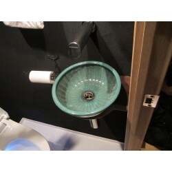 トイレに支給品のボールを取付させていただき、
壁には黒の珪藻土を塗りました。
珪藻土のおかげで湿度・臭気の問題ありません。