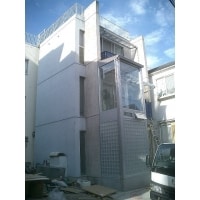 2世帯をつなぐ階段室。