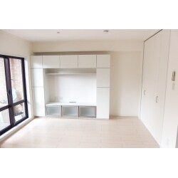 床も壁もホワイトを基調にしたことで、お部屋がすっかり明るくなりました。「内装の色を変えるだけでこんなにも違うのね」と喜んでいただいています。