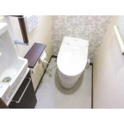 柄壁紙を使いながらシックな印象でまとめたレストルーム