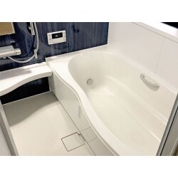 大きめサイズのロング浴槽でゆったりできるバスルーム