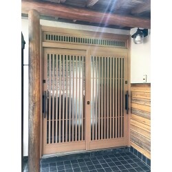 和風な雰囲気に合わせた玄関引戸