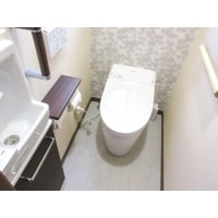 柄壁紙を使いながらシックな印象でまとめたレストルーム