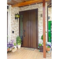 外壁とマッチする玄関ドア