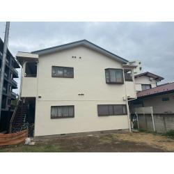 経年劣化による色褪せや汚れを改善し、耐候性の高い塗料を使用して美観と防水性を向上。屋根材のひび割れや浮きなどを補修後、塗装を施し、雨水の浸入防止と耐久性の強化を図りました。階段塗装では鉄部の錆を除去し、錆止め処理を施したうえで塗装。安全性と美観を両立した仕上がりとなりました。