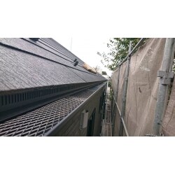 落ち葉防止用のネットを雨樋に設置しました。