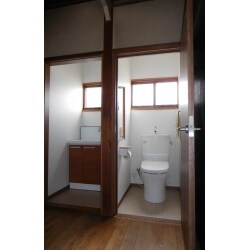 ２階のトイレ・洗面をリフォームし階段に手摺を設置しました。
以前の和式トイレは配管から水漏れがあったため、撤去を行い、この機会に使いやすい洋式トイレに作り変えました。
これまでは洗面を通りトイレに出入する形でしたが、廊下側にトイレドアを設けることで狭い場所での出入りすることなく使用が可能となりました。
洗面所は既存の窓をいかすため、鏡は新たに設けたトイレとの間仕切り壁に埋め込む形で設置。
和風の雰囲気ある窓は残し、トイレ・洗面それぞれ明るい空間に仕上がりました。