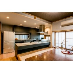 お母さまの足のけがをきっかけに、料理や配膳のしやすいキッチンを･･･とお嬢様から相談を受けました。
お嬢様がご要望の対面キッチンに替えて、正面へサーブすることも可能に。
大勢で食事会を開いても、みんなで会話ができる場所になりました。