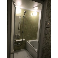 以前はピンクタイルの浴室でしたがこの機会に気分を変えたいというこでお客様のご希望でグリーンの壁の浴室になりました。
