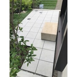 お庭のタイル工事