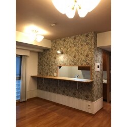 中古マンション購入をきっかけにリフォームの依頼を受けました。居間,
廊下、寝室の壁紙はお客様が選んでくださりました。天井の壁紙はまわりの壁紙に合わせてこちらで選ばせていただきました。