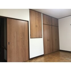 昔は子供部屋だったお部屋のリニューアルです。壁紙の貼替え、収納建具、エアコンの交換を行わせて頂きました。