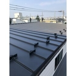 築30年以上のお宅の屋根（トタン屋根）のリフォームです。トタン屋根の材質は鉄なので、メンテナンスをしないと錆びてしまいます。こちらのお宅も30年以上経過しているので、錆びが気になり、工事の相談を頂きました。錆びが進行すると、穴が開いて雨漏れにつながりますので、屋根の葺き替えを提案させて頂きました。トタン屋根の下地はルーフィング、合板となっています。今回は合板が痛んでいなかったので、合板を残し上から新しい合板、ルーフィングを重ねて施工しました。現在は主流で屋根材はガルバニウム合板で、とても軽く、錆びない金属を使用しています。