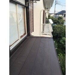 お客様より何度か塗装をしたが塗装が剥げてしまいどうしたら良いかと相談を受け、カバー工法をご提案し屋根の一部をリフォームいたしました。
