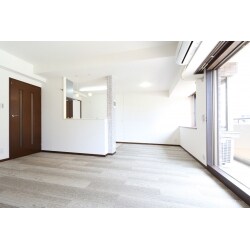 中古マンション購入をきっかけに入居前にリビング、ダイニングルーム、洗面室、トイレ、浴室をリフォームさせていただきました。
お客様はとにかく「シンプル」をご希望でした。