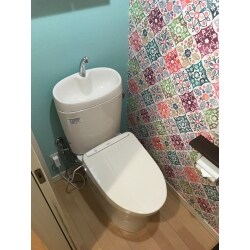3階建て戸建てにお住いのお客様で、3階のウォシュレットの水漏れをきっかけにこの度トイレをリフォームすることになりました。築16年で一度もトイレのリフォームをしていないということだったので、3階のトイレを交換するなら1階も一緒に工事をしたほうが工事費、処分費がまとめられ費用が抑えられることから、同時改修をご提案させていただきました。写真は1階のトイレです。