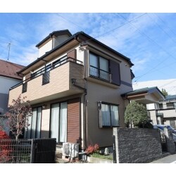 外壁塗装工事の依頼を受けました。その際にベランダが腐食しているかもしれないということで相談を受けました。お客様の許可をいただきサイディング部分を取って中を確認したところ腐食していたのでベランダの工事も行いました。