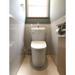 アイカ・セラールでトイレの壁のお掃除も楽に