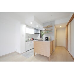 中古マンションの入居前リフォームです。マンション購入の決め手は子育ての環境と治安の良さ、また職場への通勤アクセスの利便性でした。お客様のキーワードは『シンプル』『木の温もり』『白』でした。