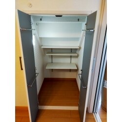 階段下の収納スペースの入口を高くして可動棚を設置しました。天井は階段状にして少しでも天井を高く取れるところは高く取り今まで不便だった所が解消され使い勝手がよくなりました。