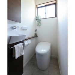 木目調をアクセントに、シンプルで明るい雰囲気に