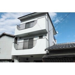 3階建て2世帯住宅を白色を基調にしたトータルリフォーム