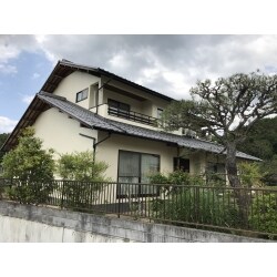 長年雨風を守ってくれた外壁と、痛みが少し出てきた浴室。お掃除が大変だったトイレと玄関ホールのクロスにシミが出てきたのできれいに貼り換えをしました。