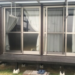 ペアガラスの新しいサッシへと交換。ランマを外してその分背の高いサッシにしたことで、夏場など窓を開けると気持ちよい風が入ってくる事でしょう。