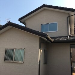 特別密集した昔ながらの街中。施主様のお宅は２棟あり、南北に別れていました。通常住まわれているお宅は北側で、昼間でも常に照明を付ける必要があり、また敷地自体狭い土地に２棟あった為、各お住まいが細長い間取りなど、これから介護の為にリフォームするという事でも中々難しいと判断。結果、２棟とも解体し、現在の介護用、またその後来るご自身の介護なども考えて新築しました。