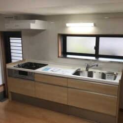 昔は土間だったお台所を以前、座を上げてキッチンスペースにされていた為、大変天井高が低いお部屋でした。また、昔ながらの土壁だったこともあり、お部屋自体くらいイメージでしたが、キッチンを一新して、勝手口や出窓も新しく設置。またお部屋自体、白を基調としたクロスで仕上げる事で、とても明るいキッチンへ生まれ変わりました。
