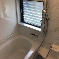 お風呂場を今までより狭く、そして高断熱浴槽に暖房乾燥換気扇など、これからは暖かいバスタイムを実現！