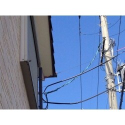 屋根の裏側にある軒天部分に防カビ・防水等機能のある塗料を使い補修。カビや地下材の劣化を防ぎます。