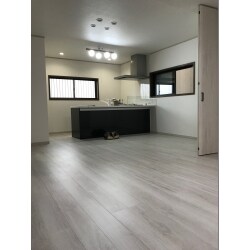 白を基調としたフルリノベーション。
大きなシステムキッチンを採用、築年数を感じさせない明るく開放的な住空間に生まれ変わりました。