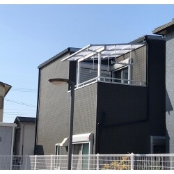2Fのベランダにテラスを設置いたしました。
現調・採寸をキッチリ行うことで、ジャストサイズのテラスを設置できました。